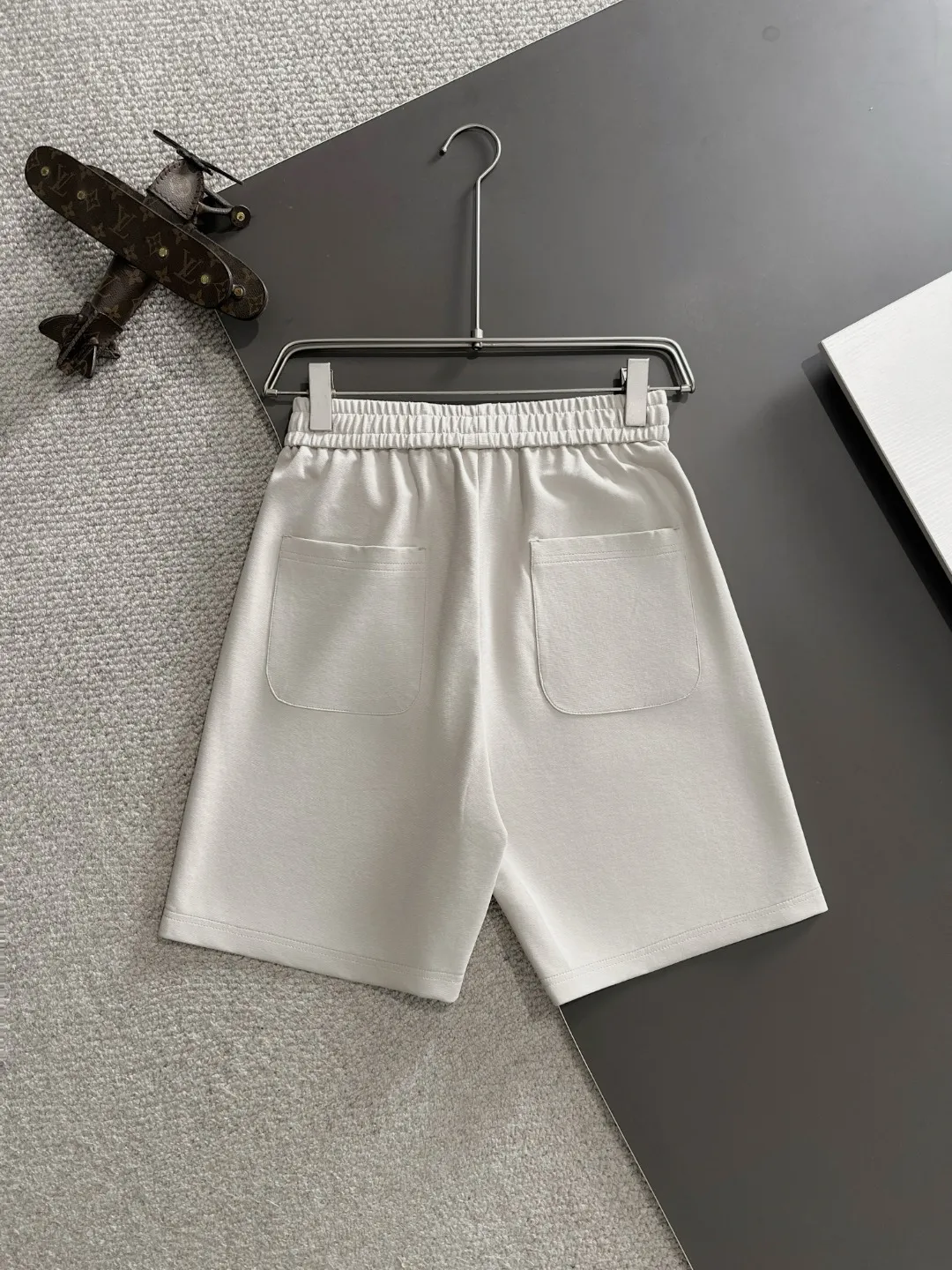 🅿️330 shipped next day. High quality Stone Island/Stone Island 2025 spring and summer new high-definition elastic band casual solid color loose shorts. Made with machines imported from Italy. The hem of the trousers is stitched with two needles. The stitching is fine and firm. The fabric is customized at the counter. It has high breathability and comfort. The details are impeccable. The brand element design concept reflects high quality. It feels delicate and soft! It presents a casual cut and the upper body shape is great! Size: S-XXL